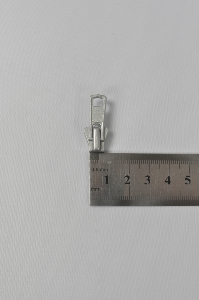 ZIP104  銀色金屬拉鏈頭 正面照